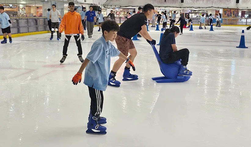 Blue Ice Skating Rink — foto sebenar 4