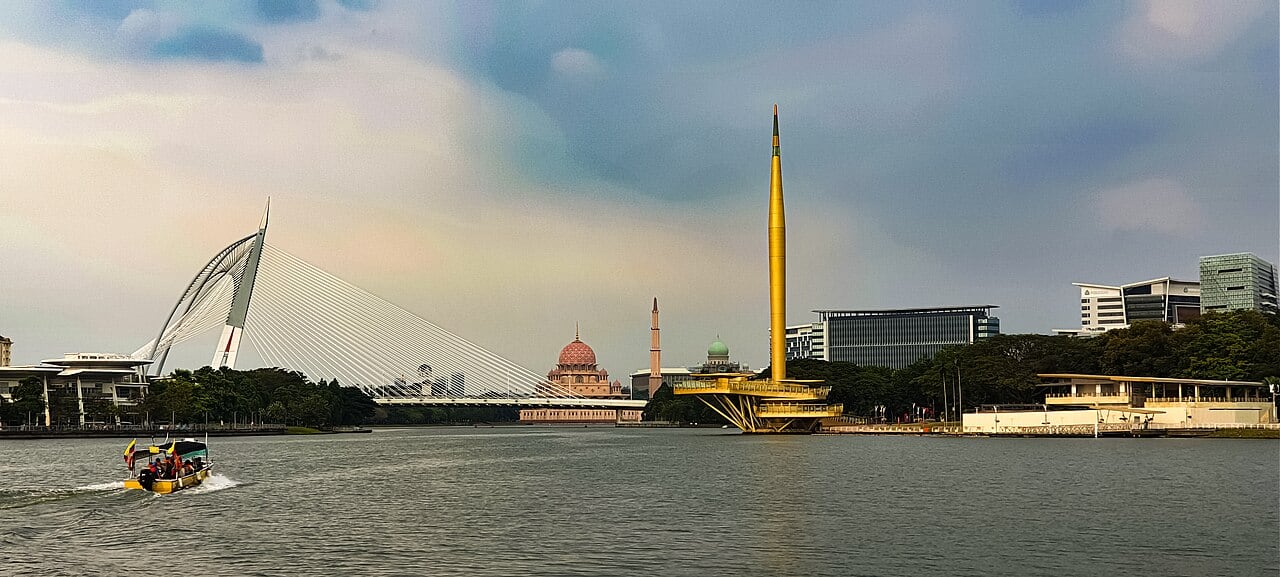 Gambar 3 Cruise Tasik Putrajaya