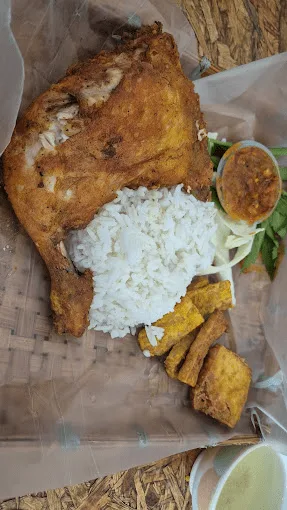 Dapoq Campoq Ayam Gepuk Bandar Dato Onn Branch — foto sebenar 4