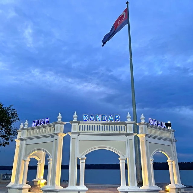 Dataran Tanjung Emas — foto sebenar 2