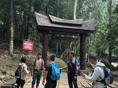 Gunung Bekok — foto sebenar berbeza 3