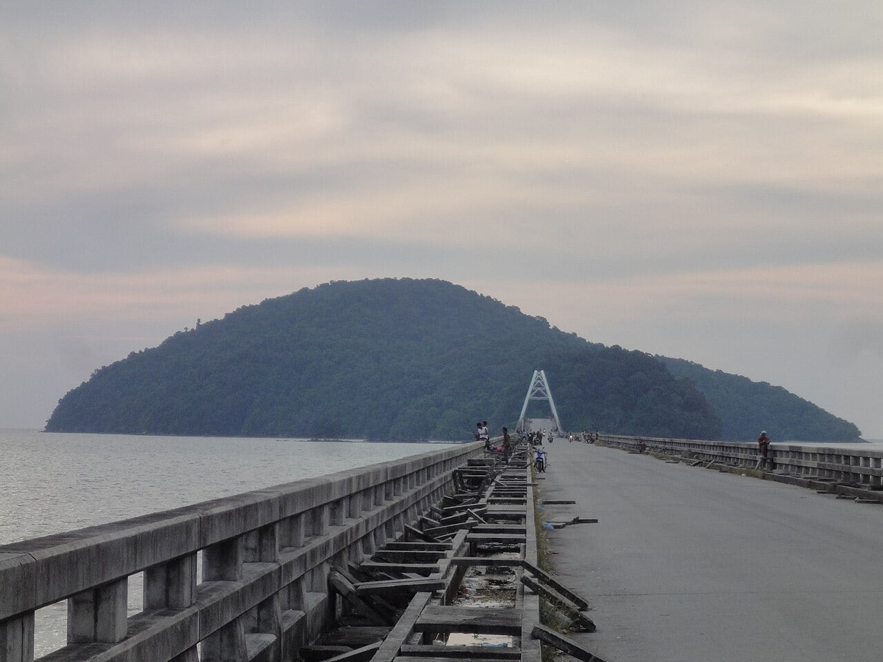 Gambar 3 Jambatan Pulau Bunting