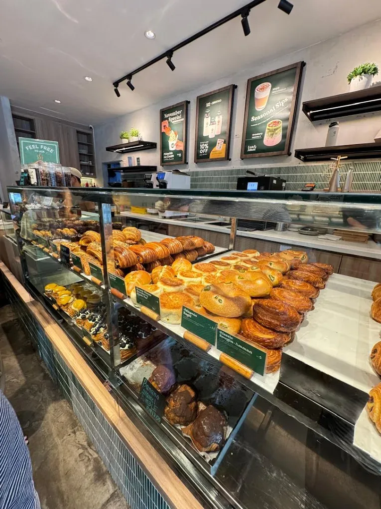 Loaf Adam Patisserie — foto sebenar 5