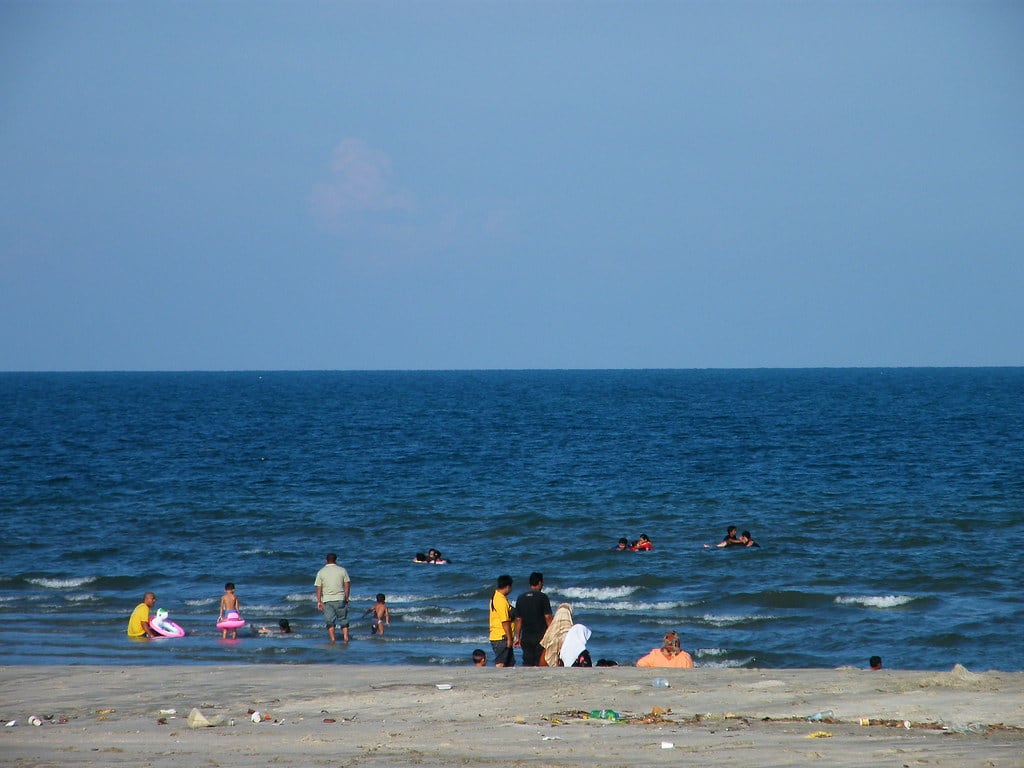 Gambar 2 Pantai Batu Hitam