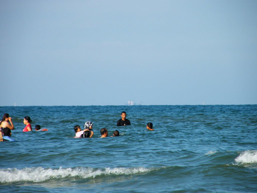 Gambar 3 Pantai Batu Hitam