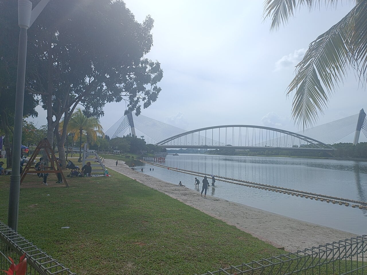 Gambar Pantai Floria