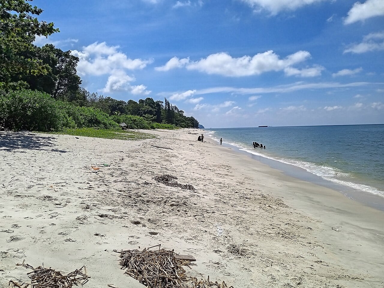 Gambar 2 Pantai Pasir Panjang Lumut