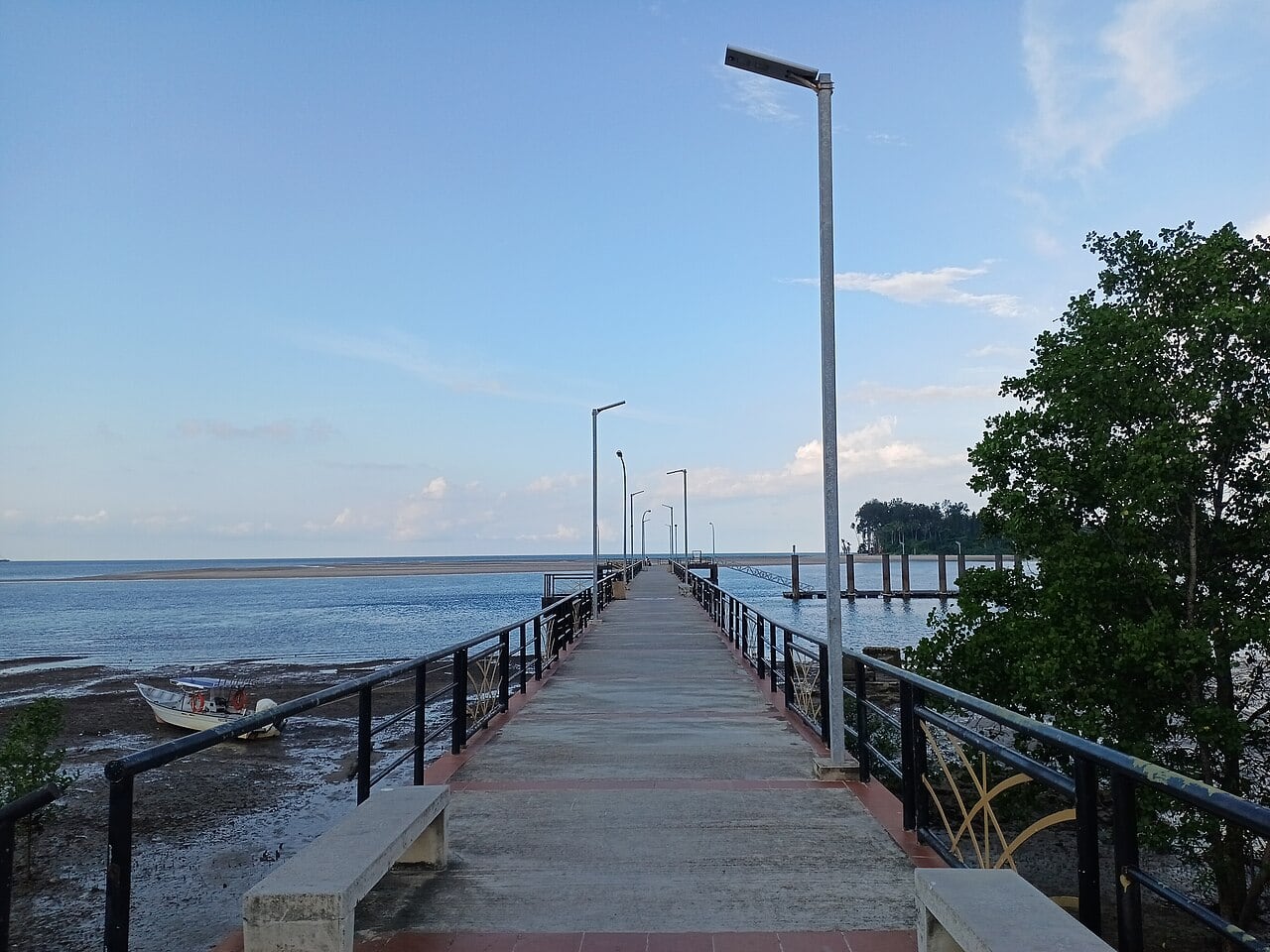 Gambar 3 Pantai Sematan