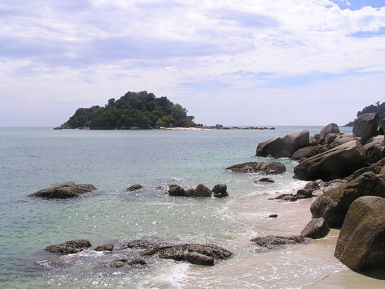 Gambar 3 Pantai Teluk Nipah Pangkor
