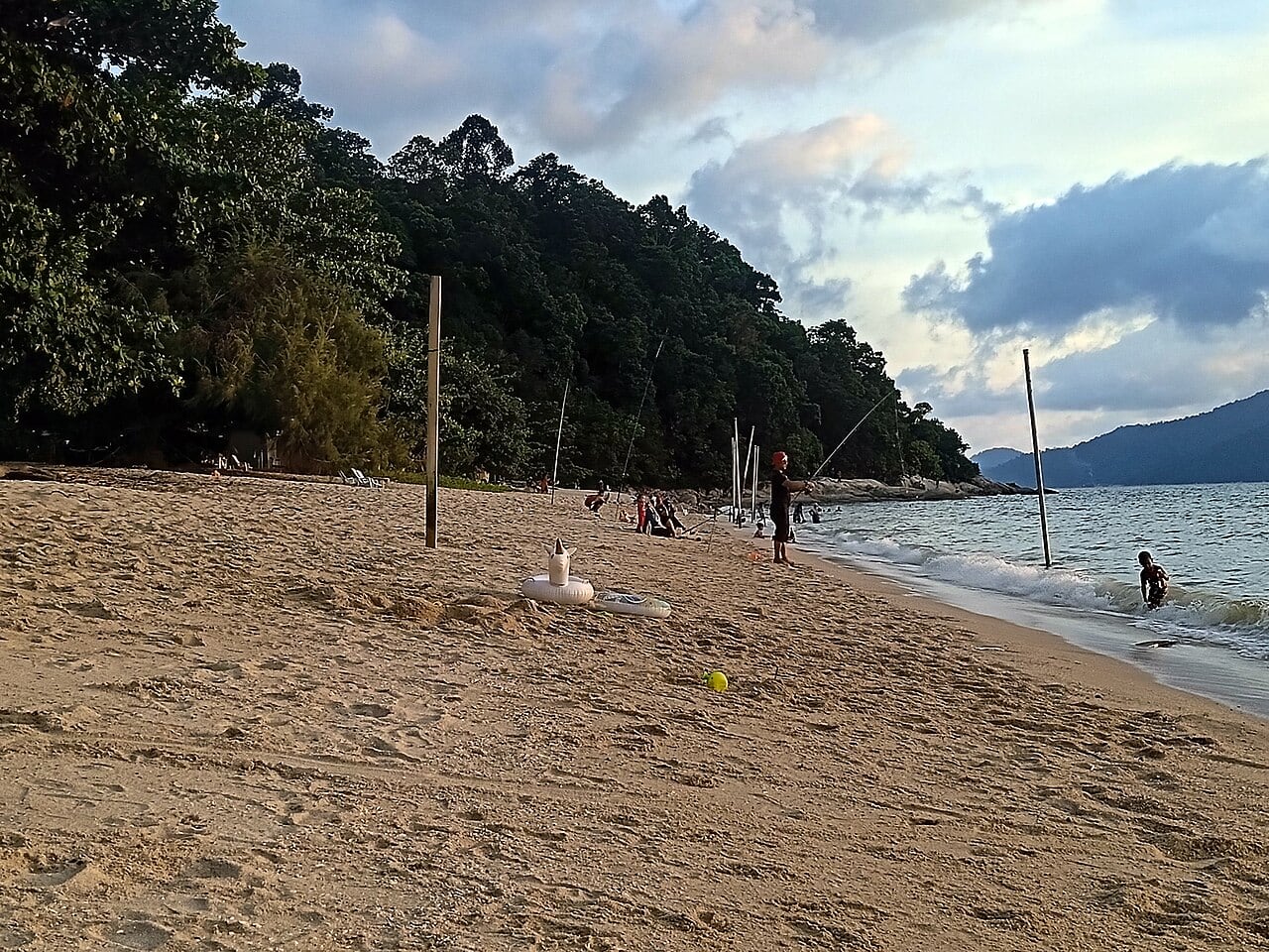 Gambar 2 Pantai Teluk Senangin