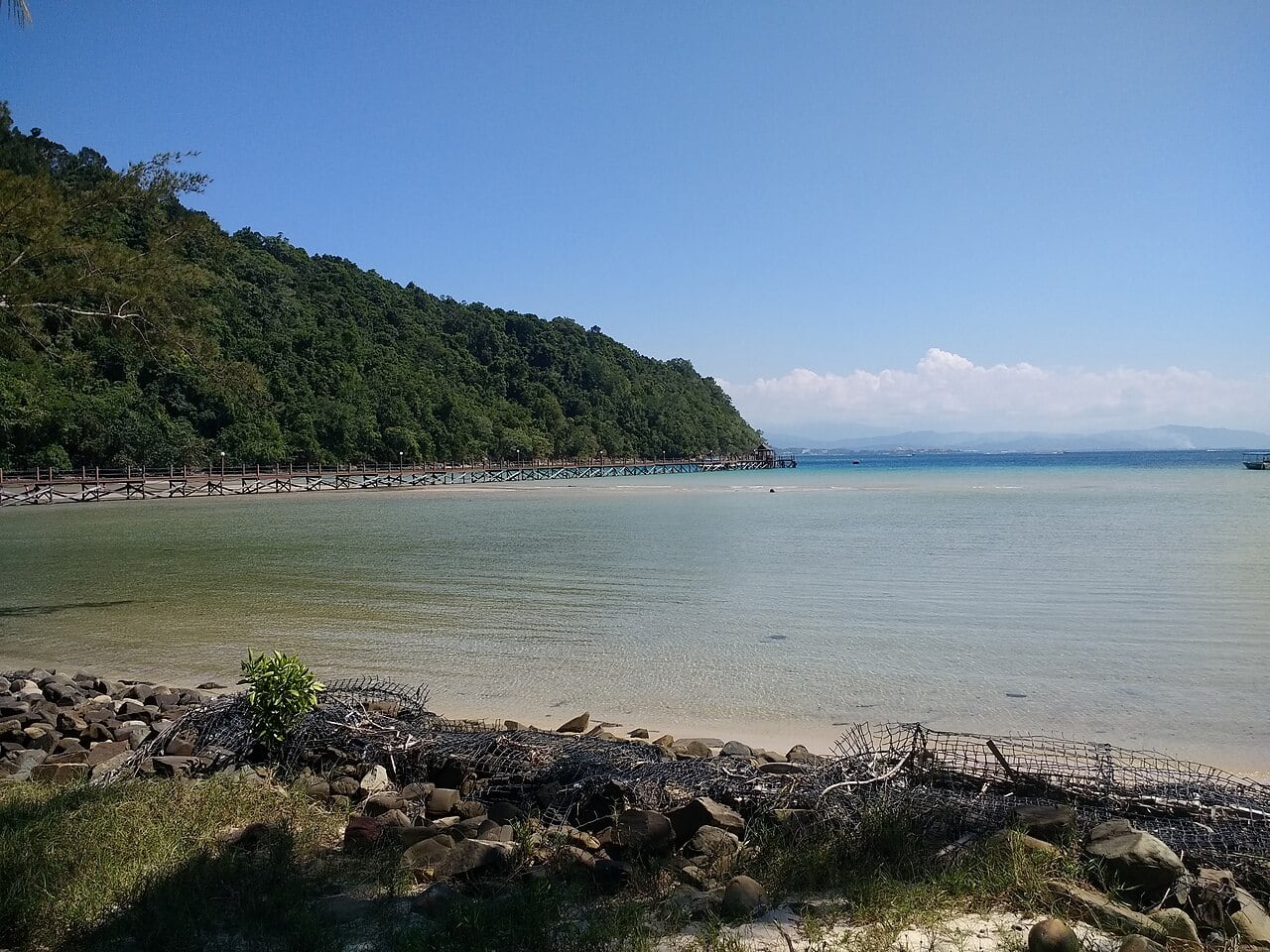 Gambar 3 Pulau Gaya Campsite