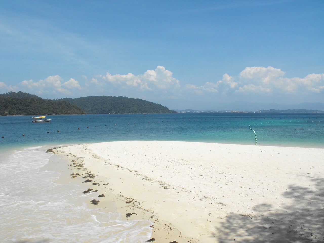 Gambar 2 Pulau Sapi Campsite