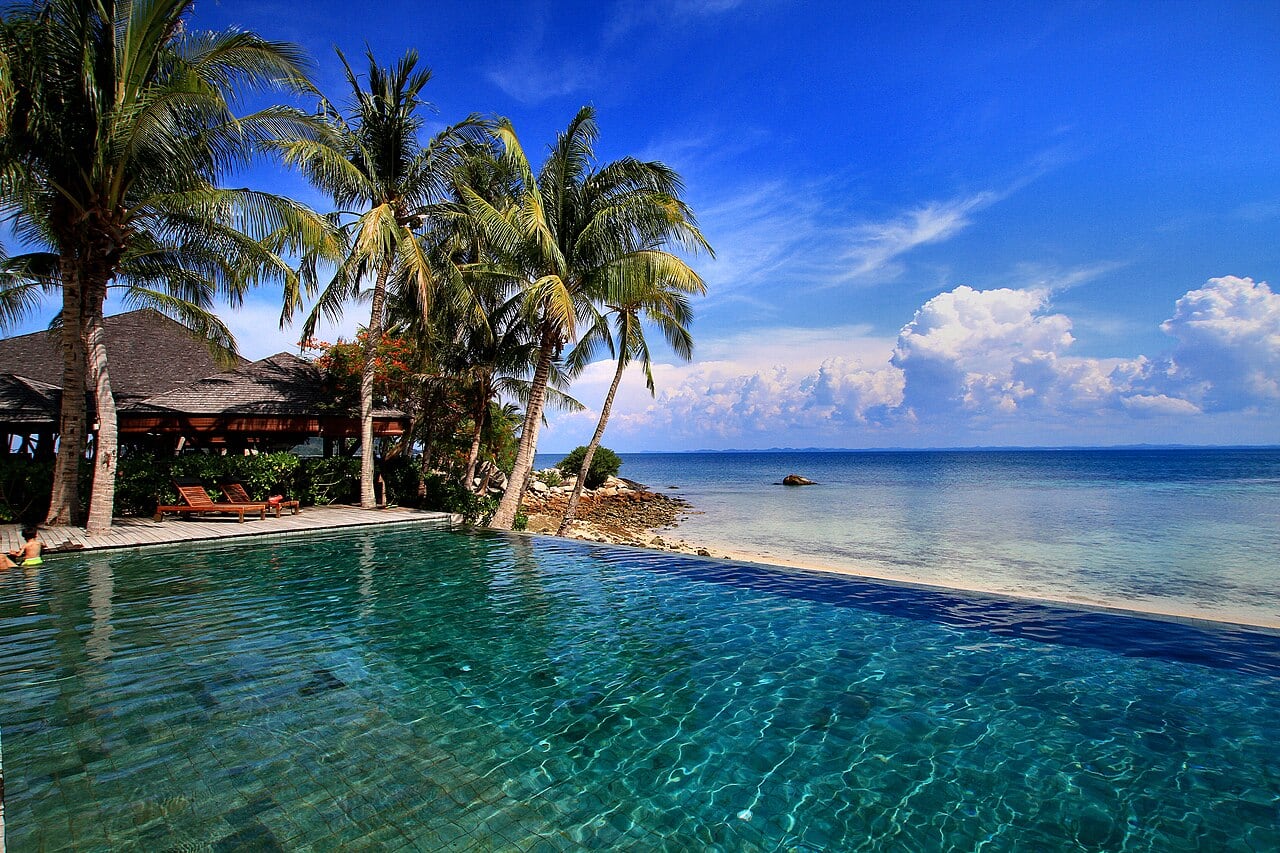 Gambar 2 Pulau Tengah, Taman Laut Sultan Iskandar