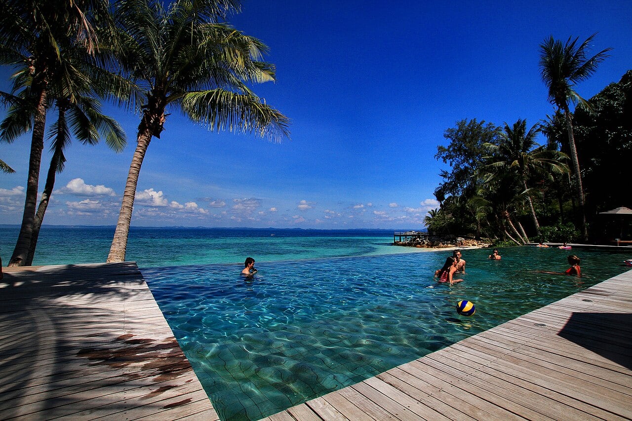 Gambar 3 Pulau Tengah, Taman Laut Sultan Iskandar