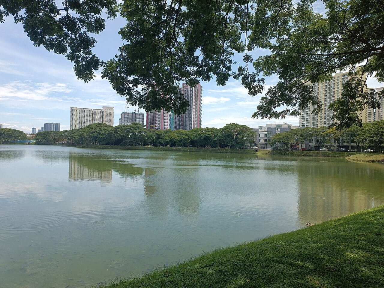 Gambar 2 Taman Tasik Danau Kota