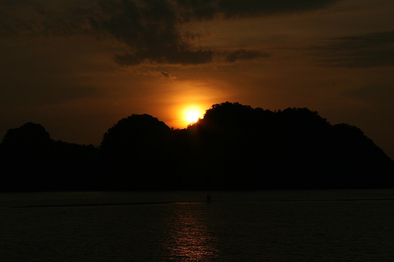 Gambar 2 Tanjung Rhu Beach