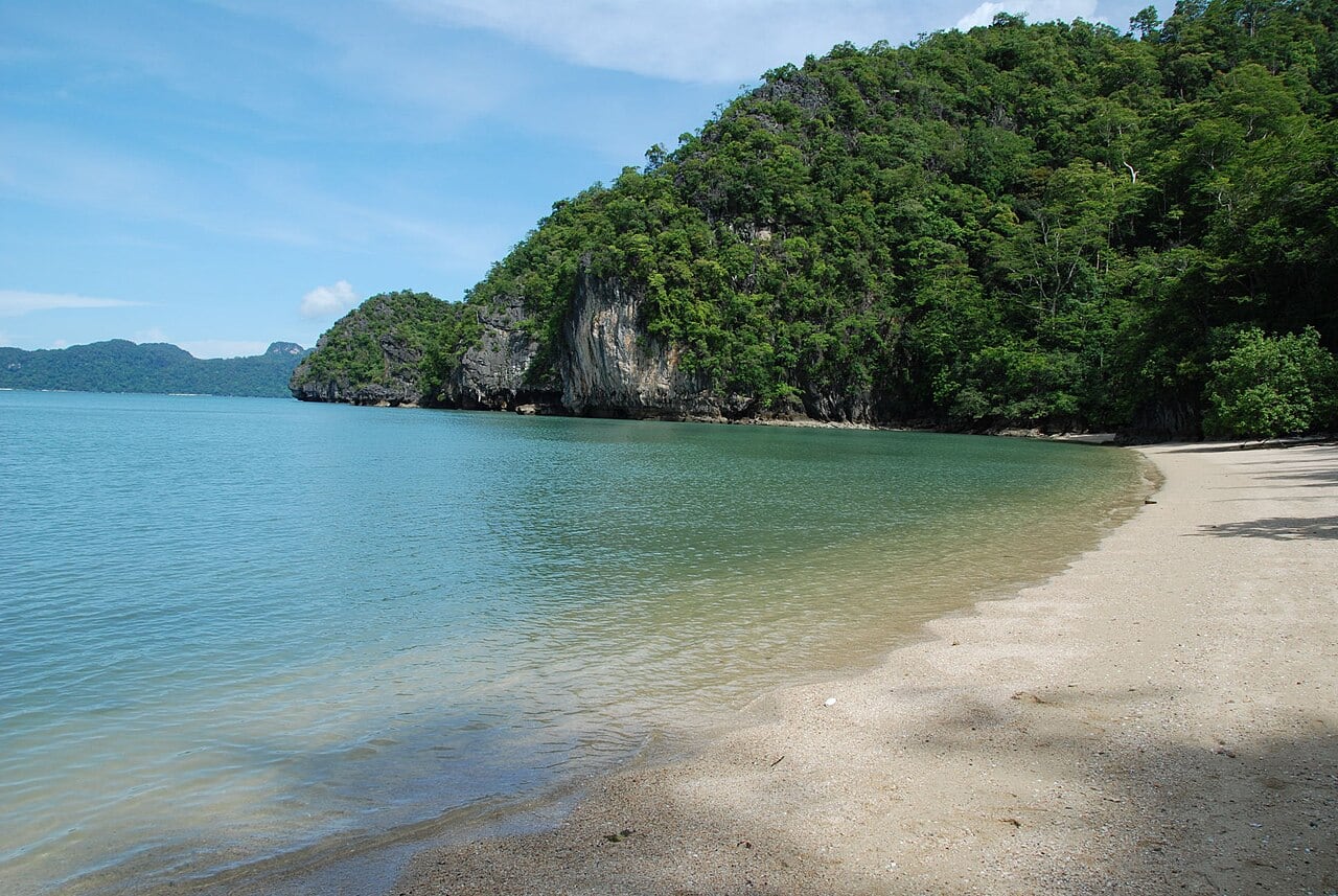 Gambar 3 Tanjung Rhu Beach