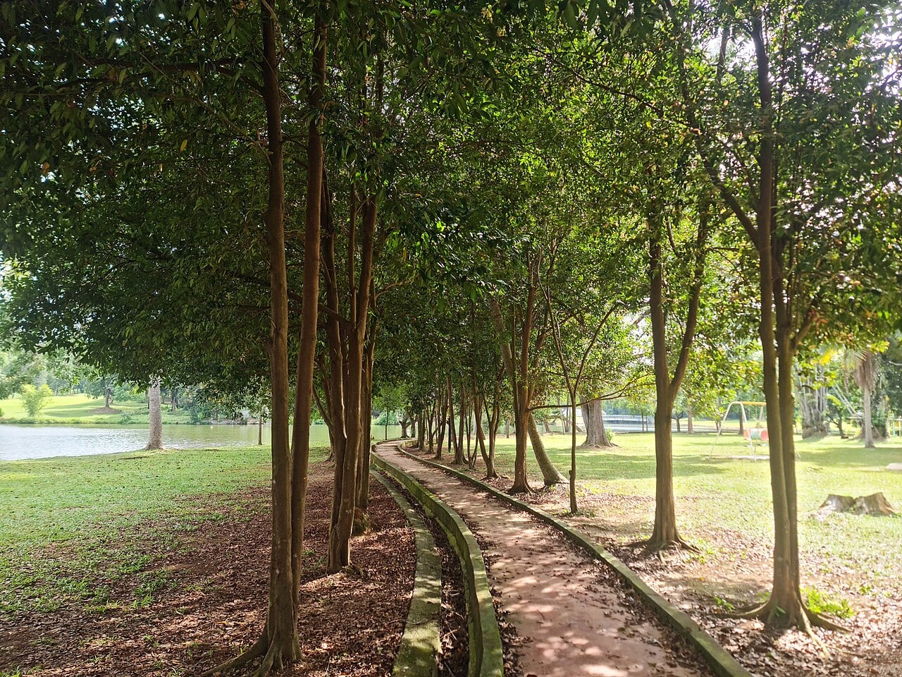 Gambar 2 Tasik Ayer Keroh