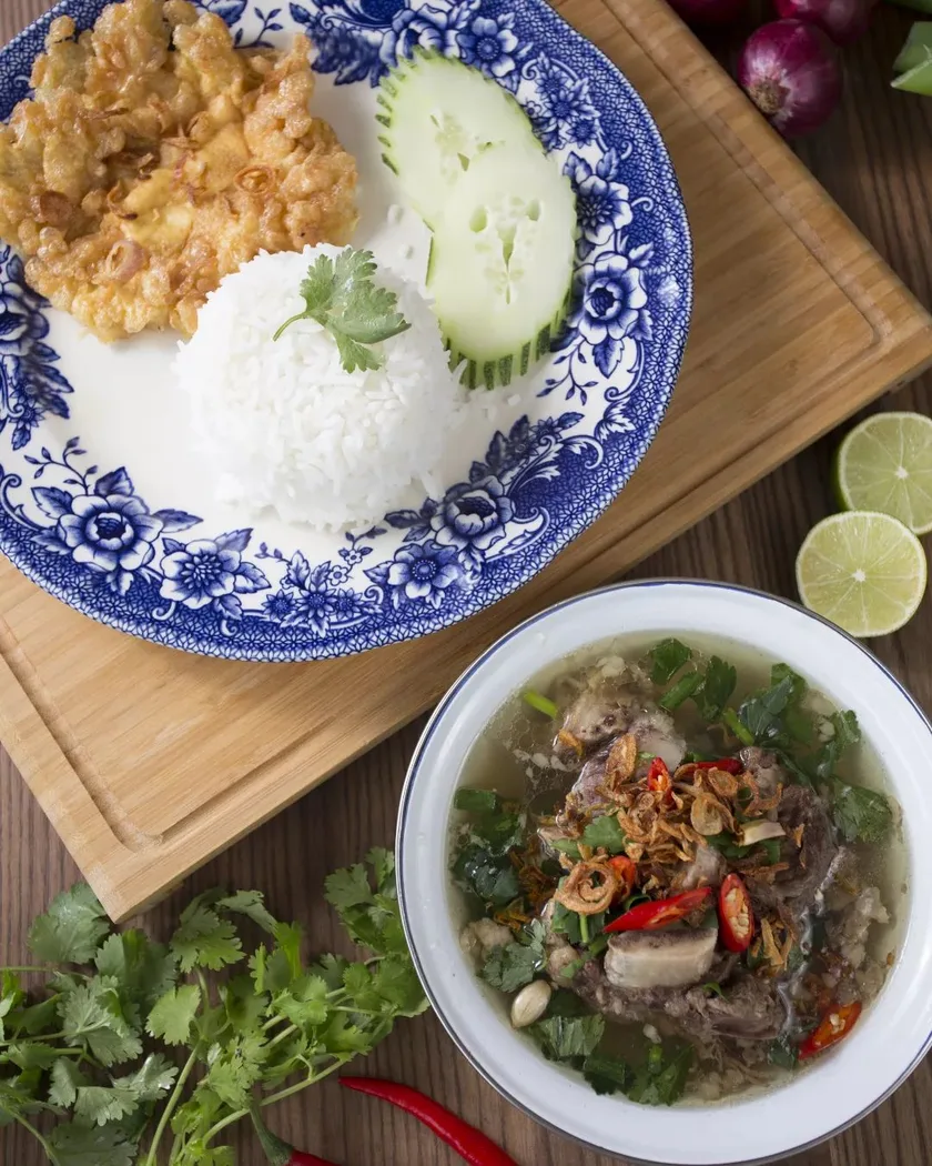 Teh o ice 50 cent and Boat Noodle — foto sebenar 4