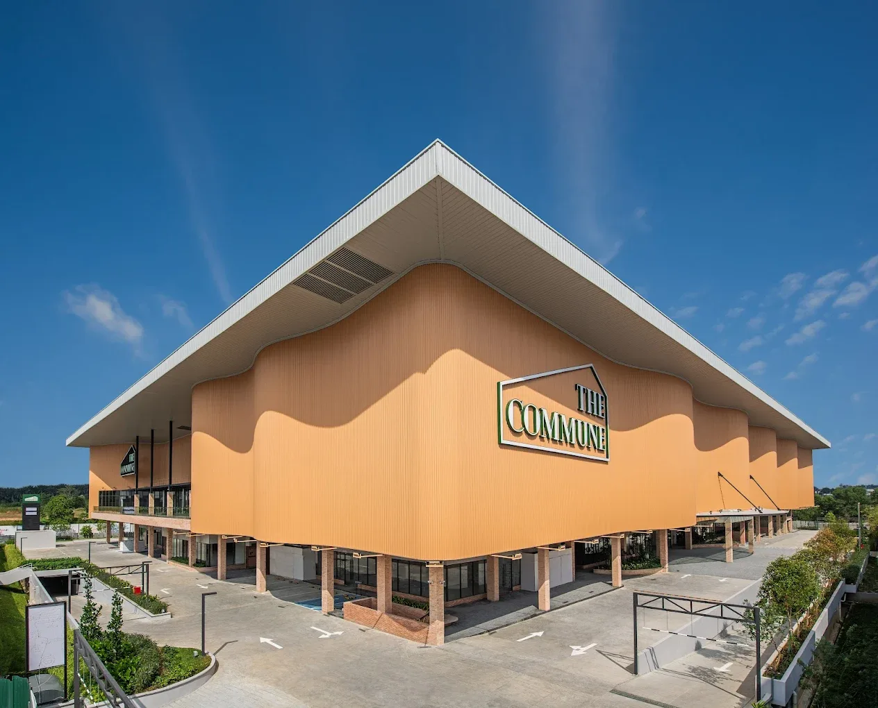 The Commune Lifestyle Mall • Kulai — foto sebenar 3