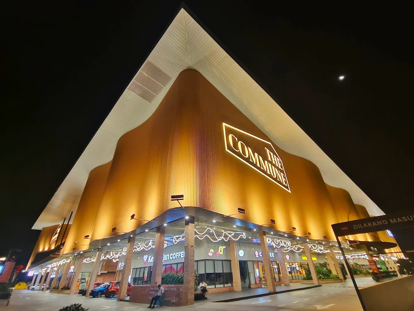 The Commune Lifestyle Mall • Kulai — foto sebenar 6